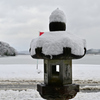 雪の如意寺　石灯篭