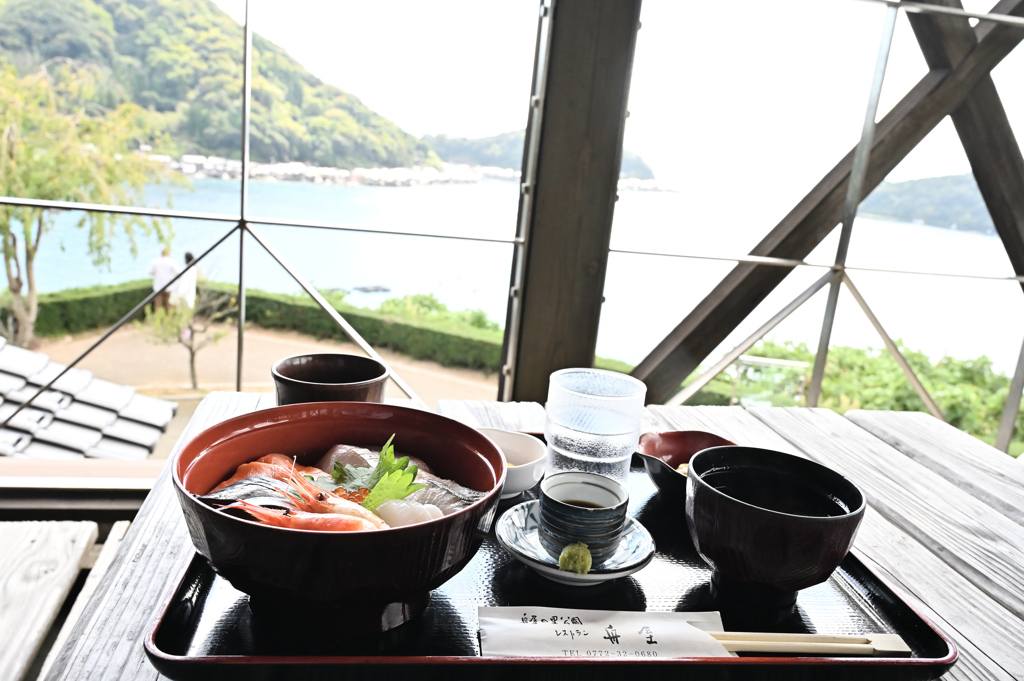 伊根の舟屋を眺めながら「海鮮丼」②