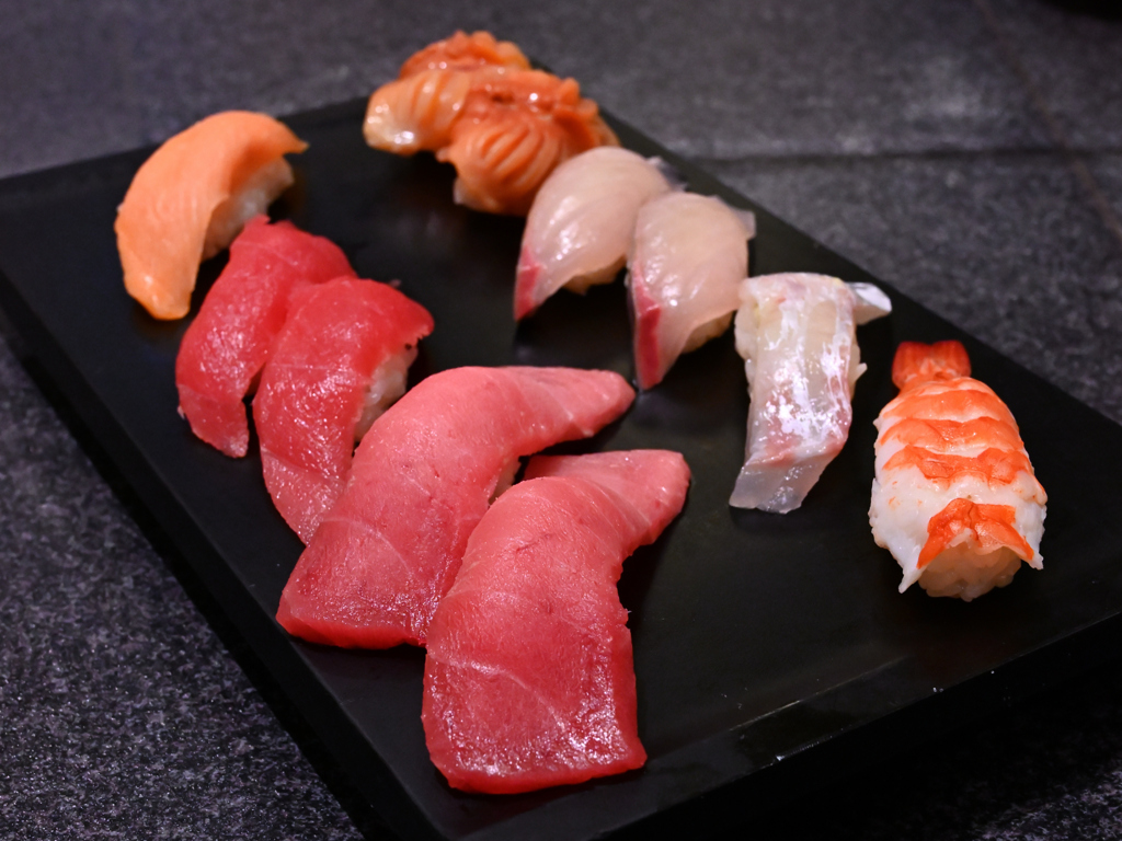 夕食は寿司