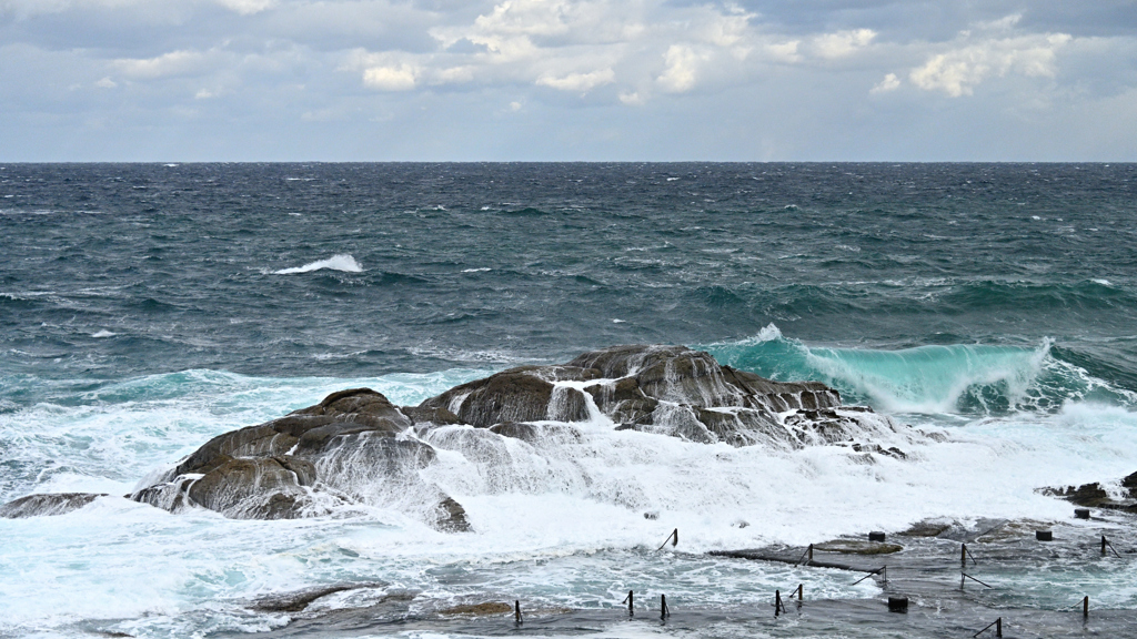 冬の日本海「親水プール」