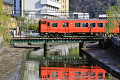 川面に映り込む