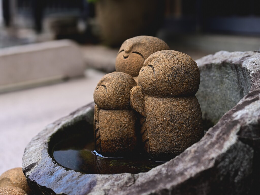 微笑む