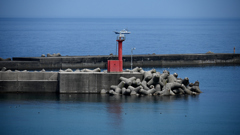 中浜漁港防波堤と赤灯台