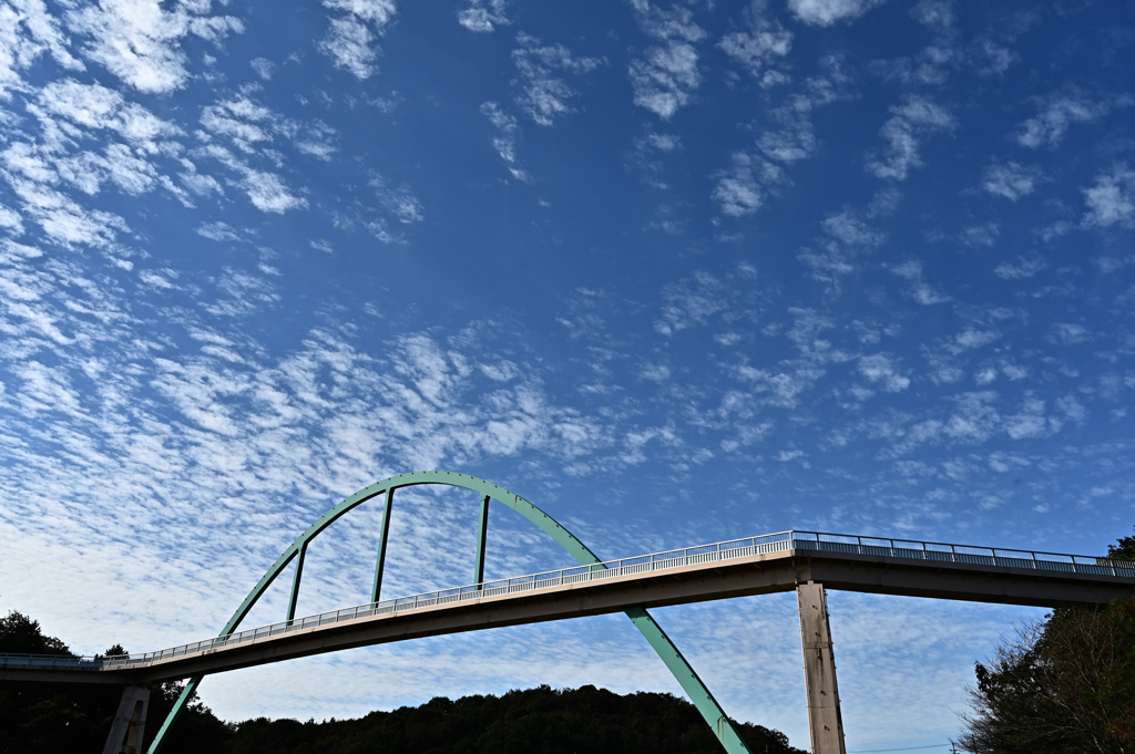 青空に架かる橋