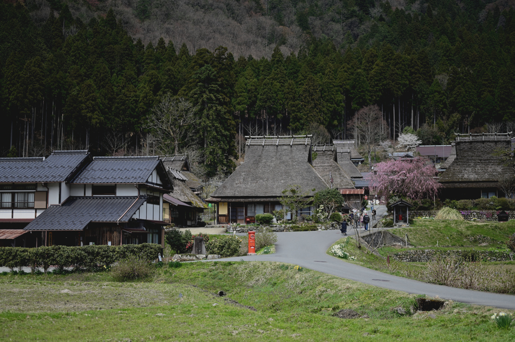 美山かやぶきの里 郵便ポスト　遠景