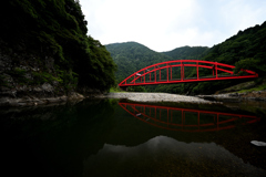 水面に映る赤い橋