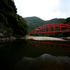 水面に映る赤い橋
