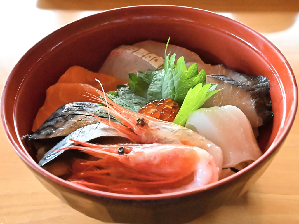 伊根の舟屋を眺めながら「海鮮丼」①