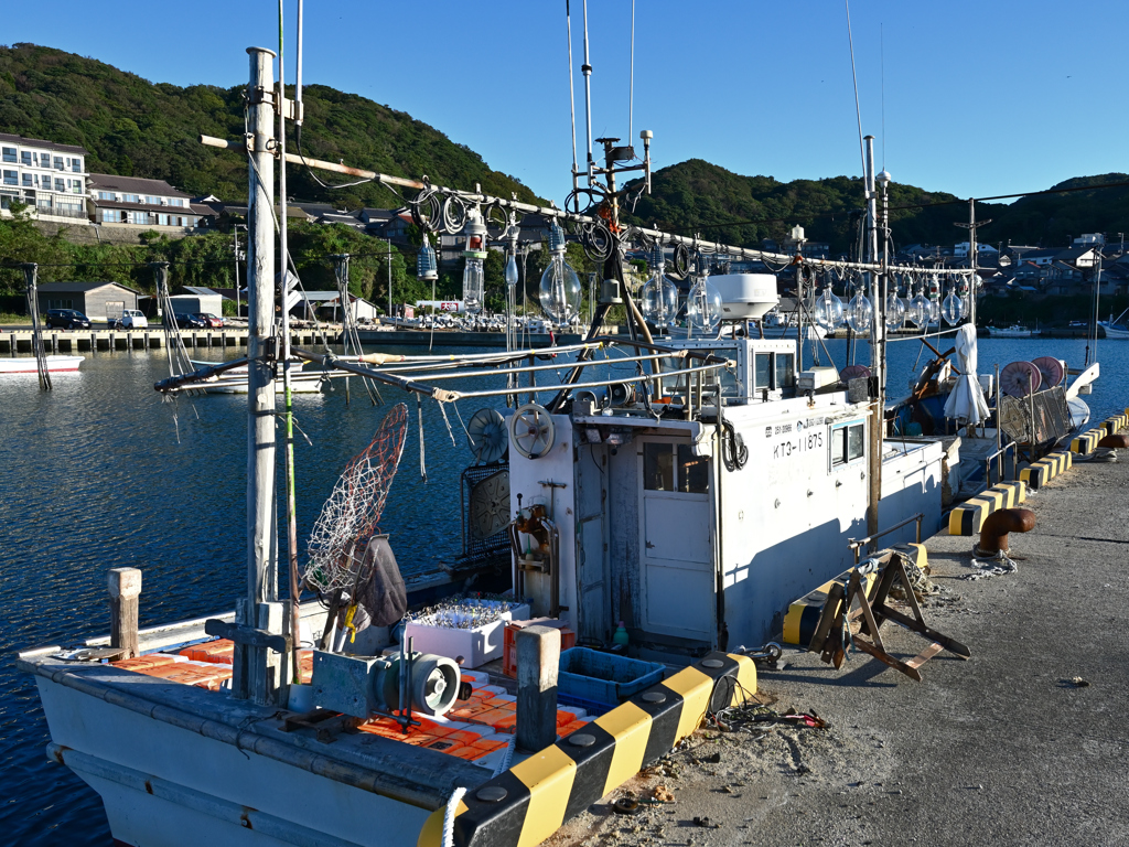 出航前のイカ釣り船