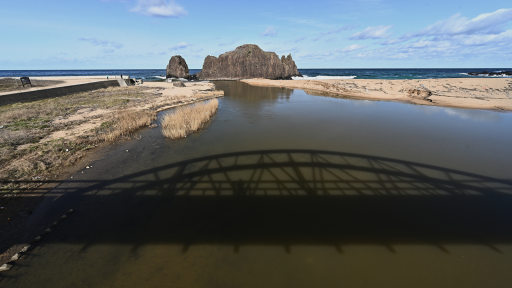 立岩と橋の影
