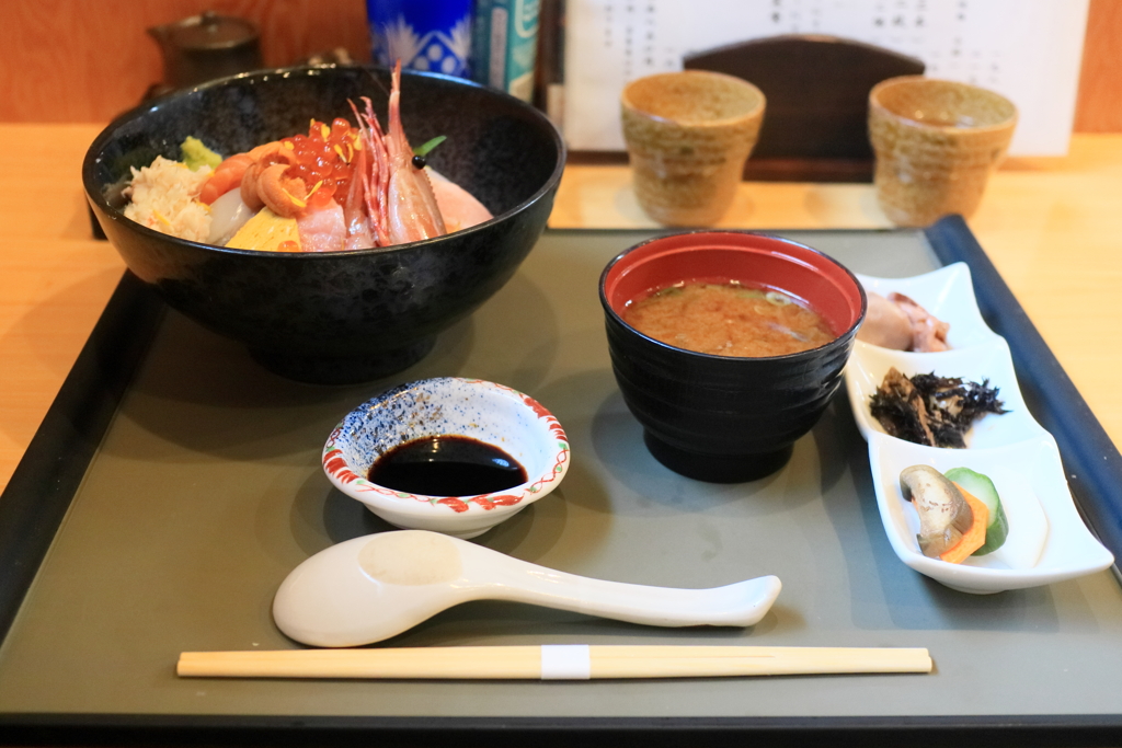 今日の昼ごはん　特上海鮮丼