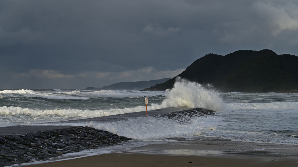 爆荒れ　八丁浜海岸