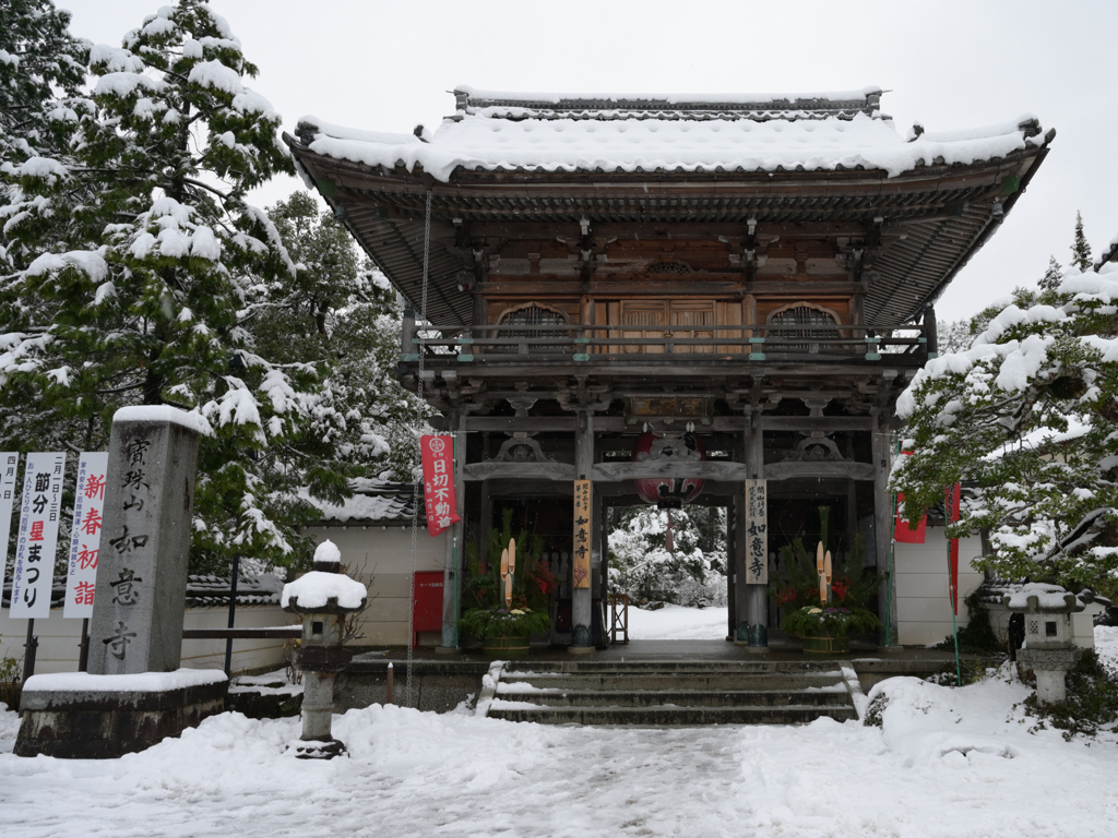 雪の如意寺　山門