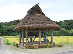 茅葺屋根のお堂