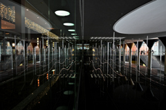 反射するロビー②