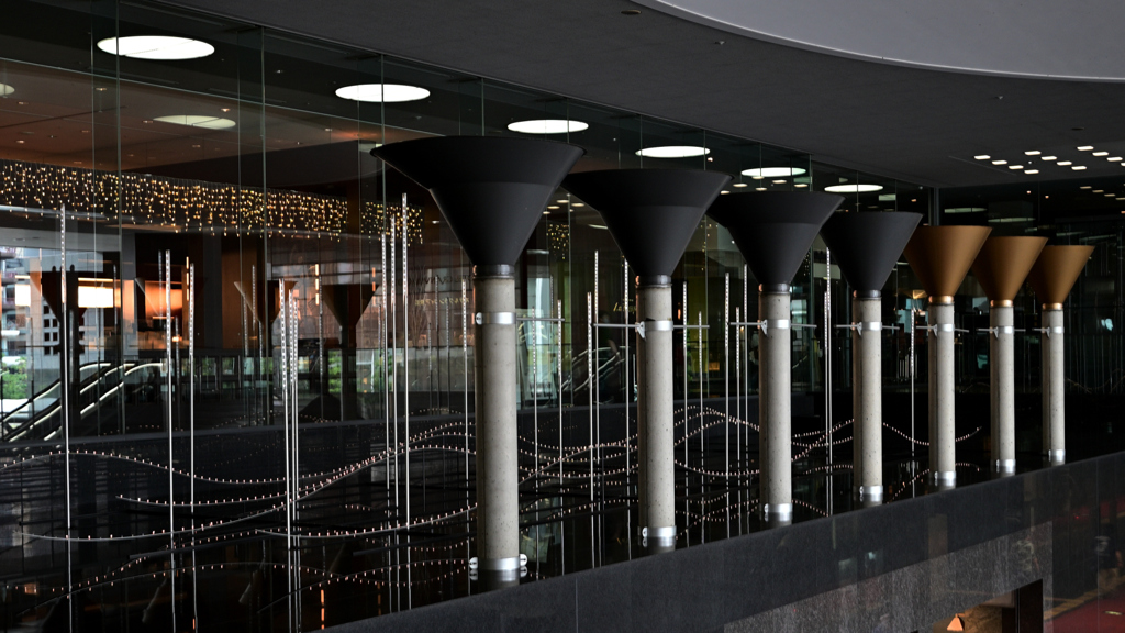 反射するロビー③