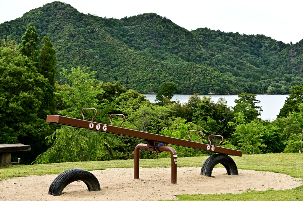 雨中の公園　シーソー