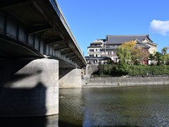 京都市内散歩　四条大橋の下から南座を眺める