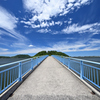 湖山池公園へ続く青い橋