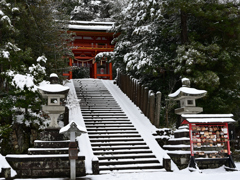 雪の金刀比羅神社　参道と神門