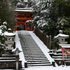 雪の金刀比羅神社　参道と神門