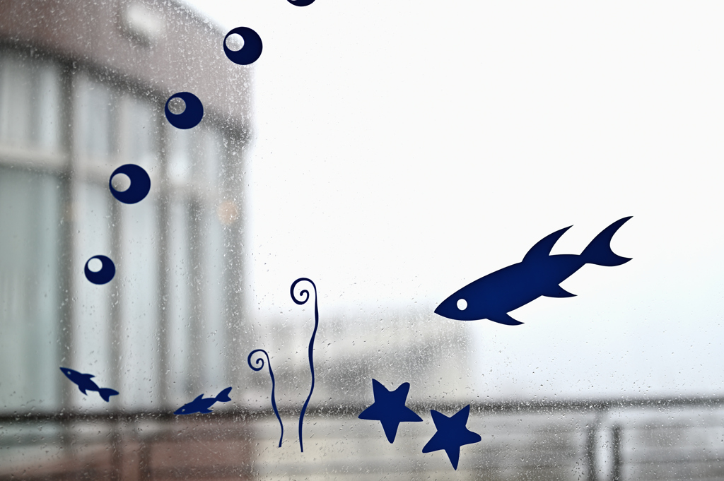 外は雨