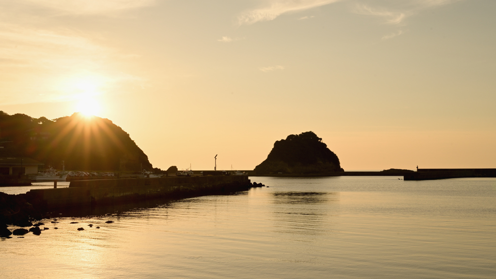 夕暮れの浅茂川漁港