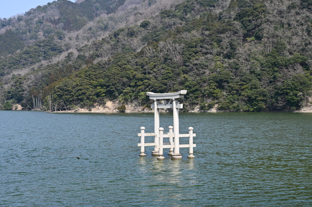 水の中に鳥居