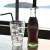 京都府伊根町INE CAFE　コーラ注ぐ前と伊根湾　