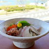 海を眺めながら海鮮丼