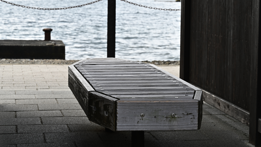 伊根のベンチは舟型