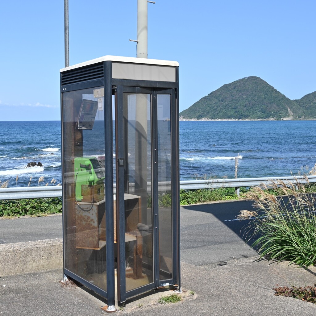 海辺の公衆電話