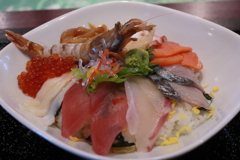 今日の昼ごはん　朝獲れ海鮮丼