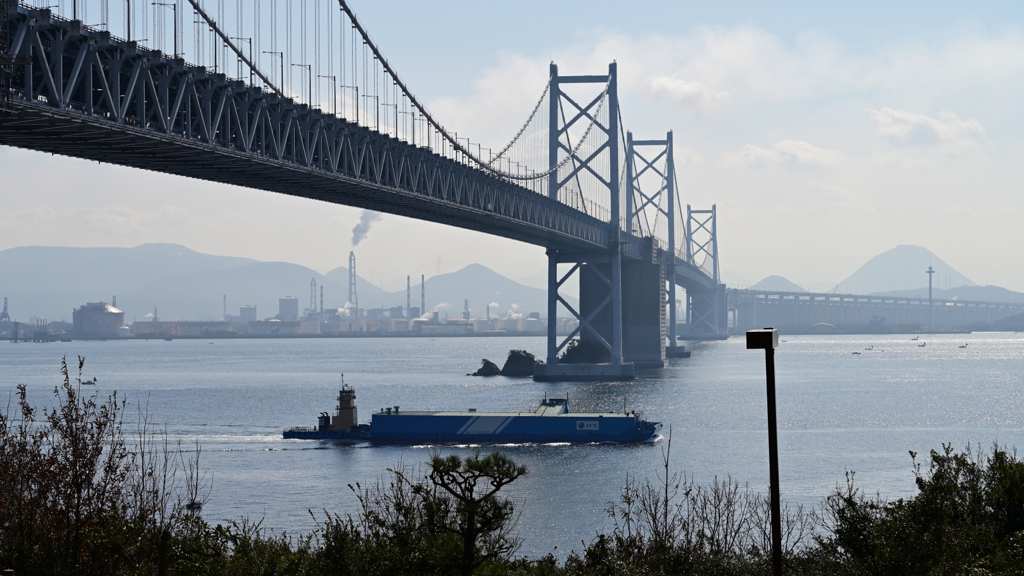 瀬戸大橋与島　船