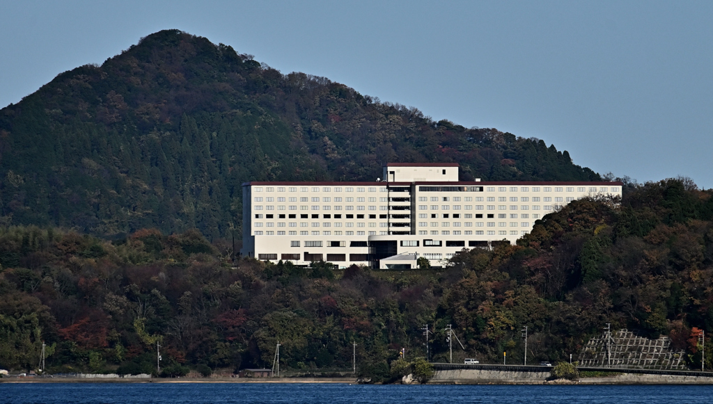 反射するホテル