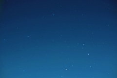 青