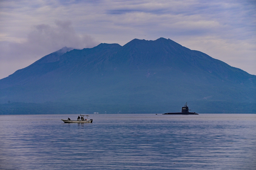 桜島と釣船と潜水艦