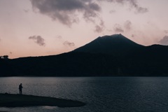 御池の釣人