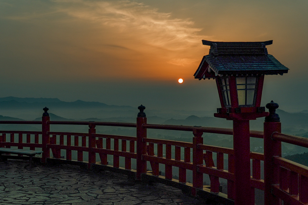 霞神社の夜明け