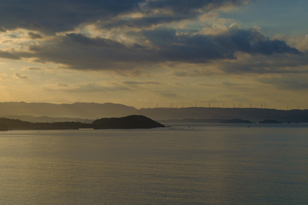 早朝の海で