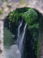 覗き見る真名井の滝　高千穂