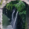 覗き見る真名井の滝　高千穂