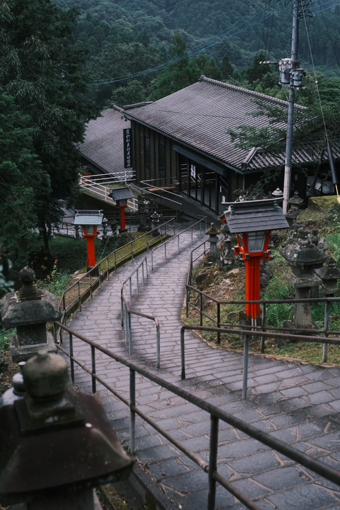 雨の参道