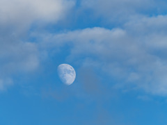 雲の間にお月様