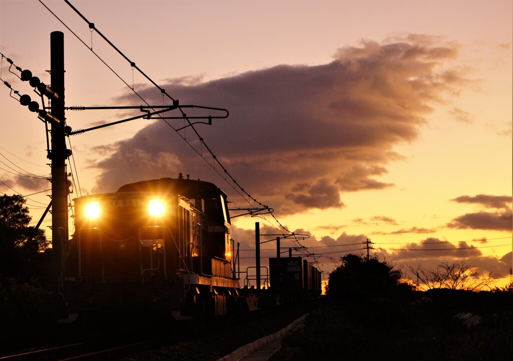夕暮れと貨物列車