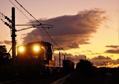 夕暮れと貨物列車