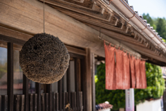 酒屋の軒先に