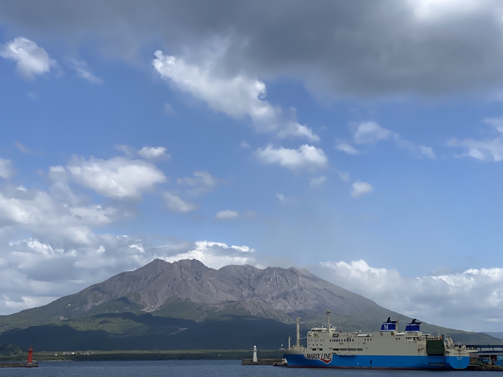 海と山と船と