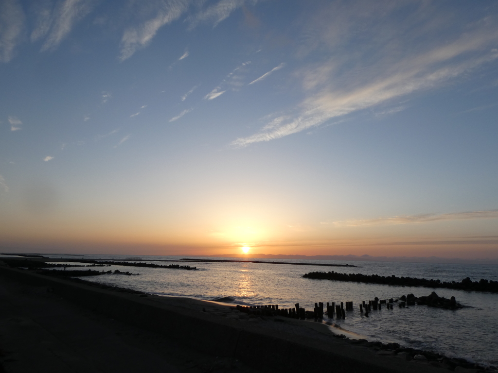 新潟県佐渡沖に沈む夕日