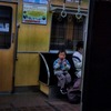ハッとして、じっと見て